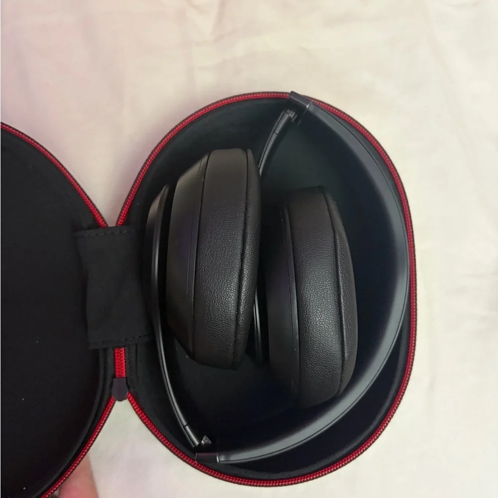 Beats Studio3 Wireless Over-Ear Noise Cancelling Bluetooth Headphones - Picture 4 of 10